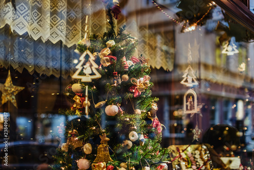 Obraz na płótnie Vienna, Austria - December 21, 2017. Showcase with christmas tree decoration and lighting garlands by wintertime. Glass display with xmas ornaments and lights. w salonie