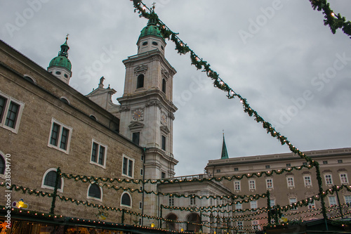 Tradizionali mercatini di natale a Residenzplatz nel centro storico di Salisburgo photo