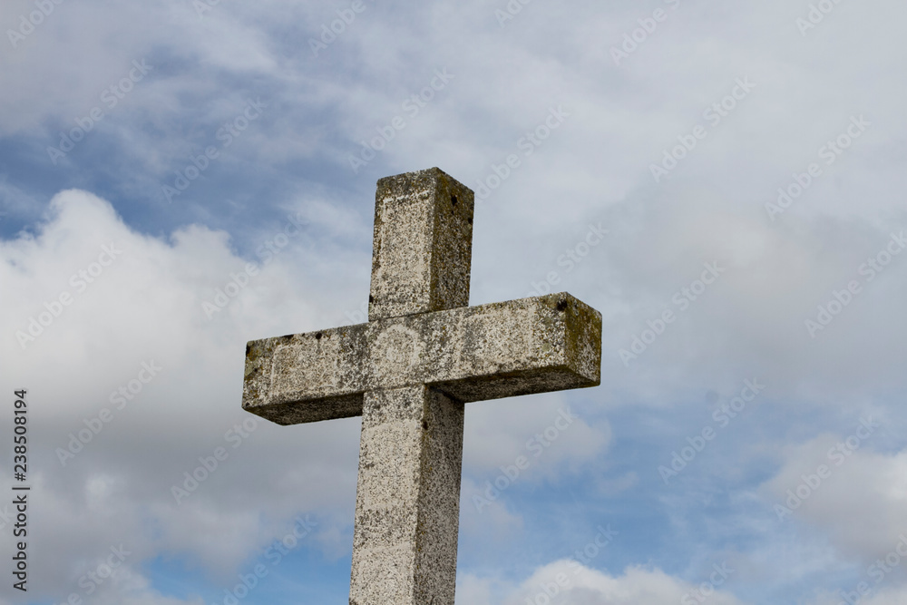 Cruz de piedra en un cielo claro