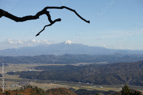 松江市の京羅木山から見た晩秋の出雲富士大山