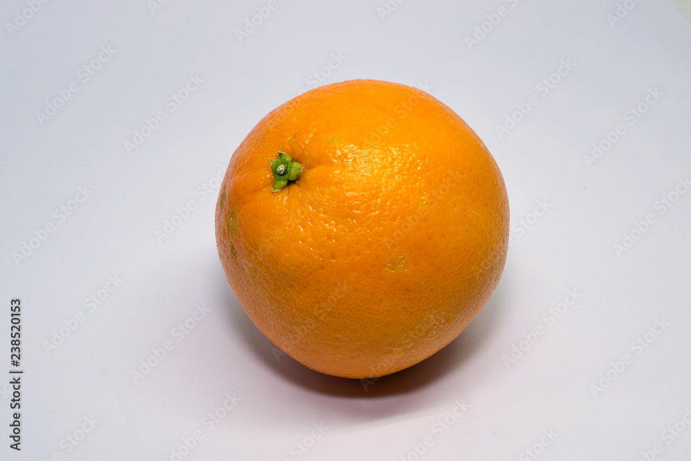 Eine Orange in Nahaufnahme, freigestellt auf weißem Hintergrund, Makro mit Focus Stacking Eine Orange in Nahaufnahme, freigestellt auf weißem Hintergrund, Makro mit Focus Stacking