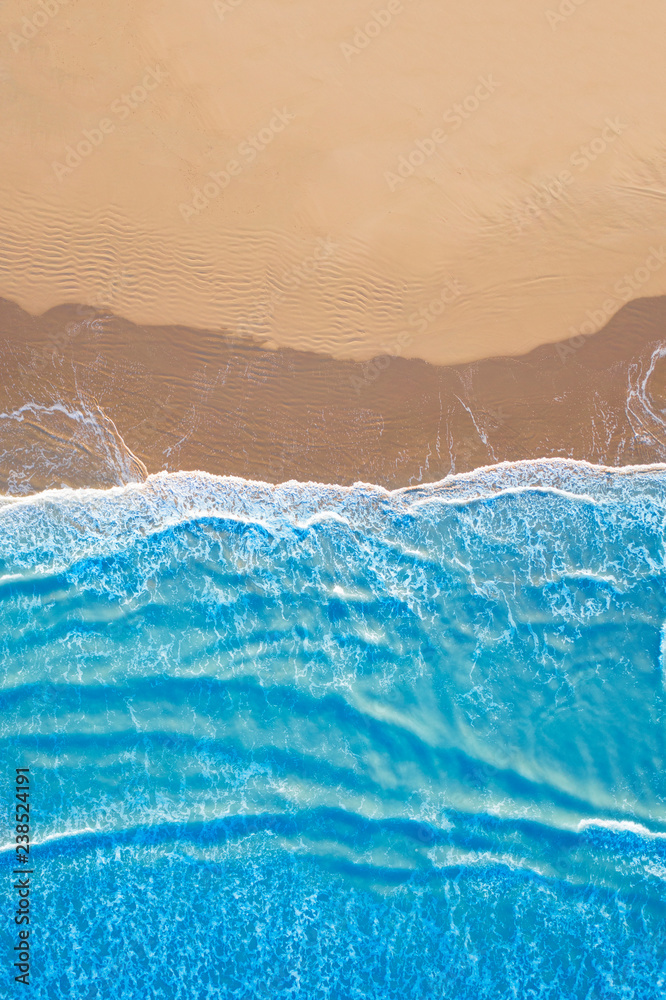 mare azzurro in spiaggia vista dall'alto foto de Stock | Adobe Stock