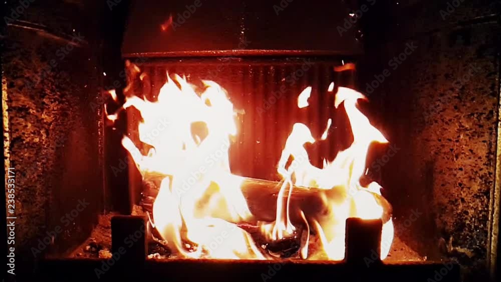 Bûche brûlant dans la cheminée en super slow motion
