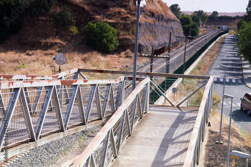 Puente de hierro para cruzar las vías del tren 