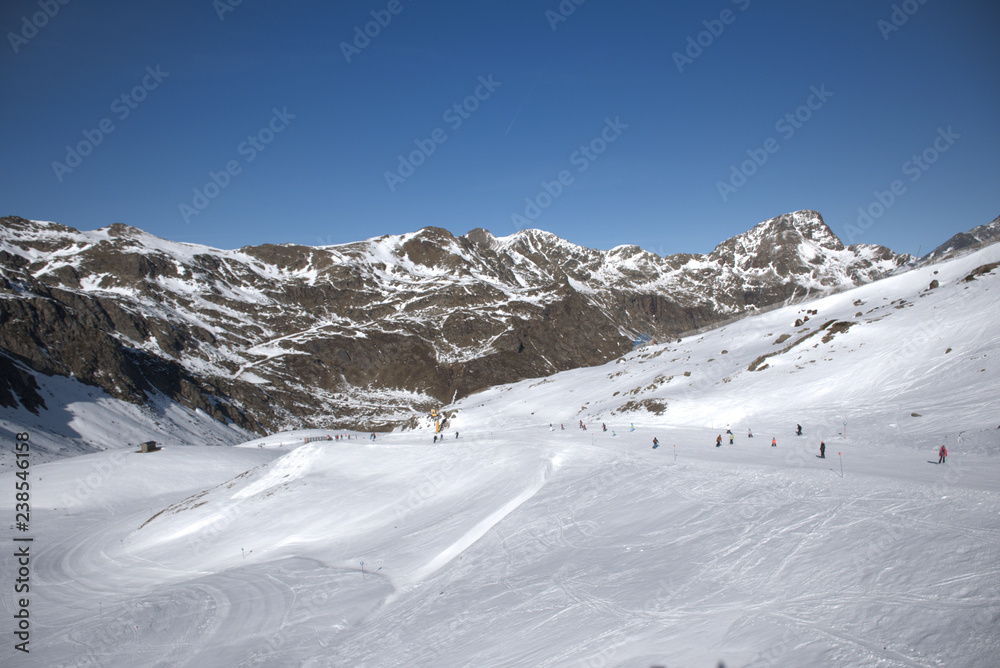 Obraz premium Montañas nevadas en la estación de esqui de Ordino-Arcalís en Andorra.