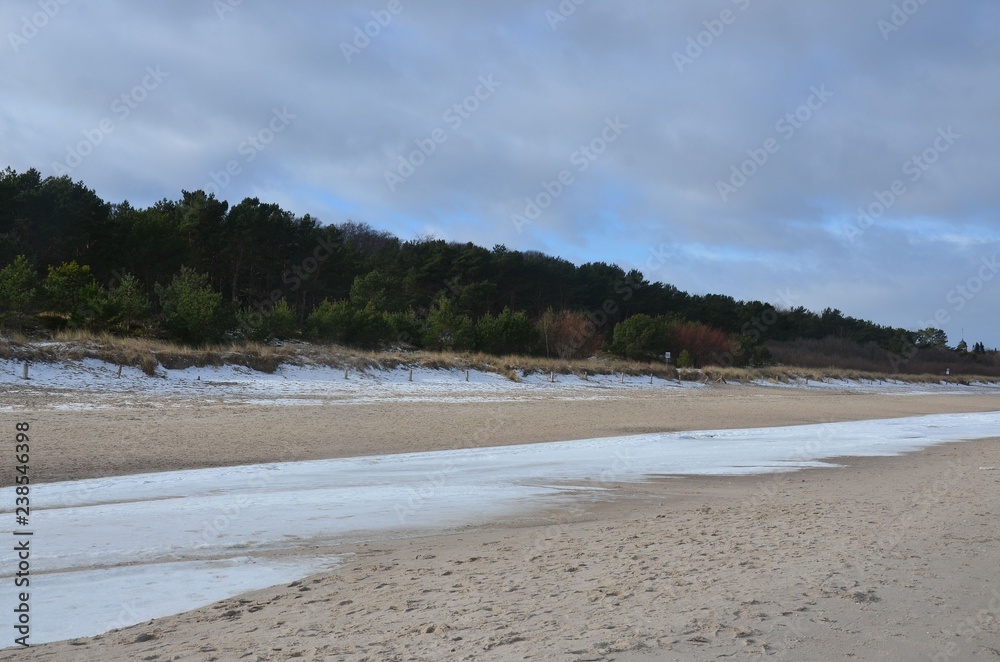 Strand auf Usedom mit Küstenschutzwald im Winter mit Schnee - Ostsee
