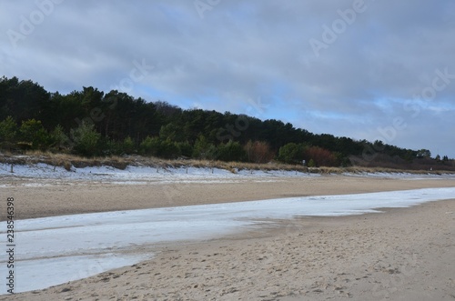 Strand auf Usedom mit Küstenschutzwald im Winter mit Schnee - Ostsee