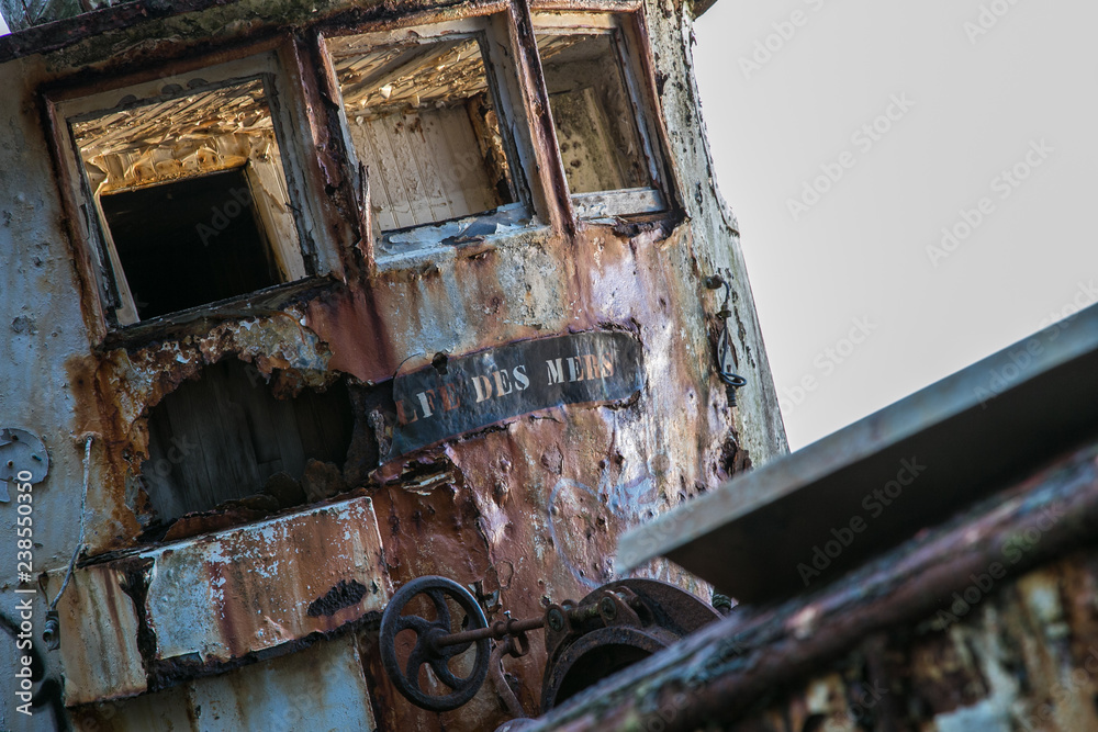 épave de vieux bateau abandonné échoué en bretagne