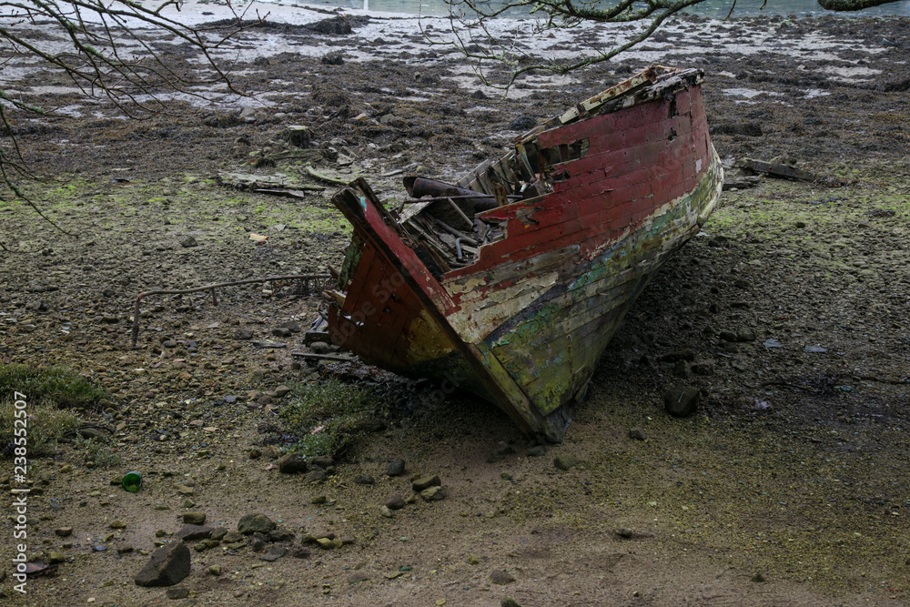 vieux bateau abandonné échoué et rouillé vieux bateau abandonné échoué et rouillé