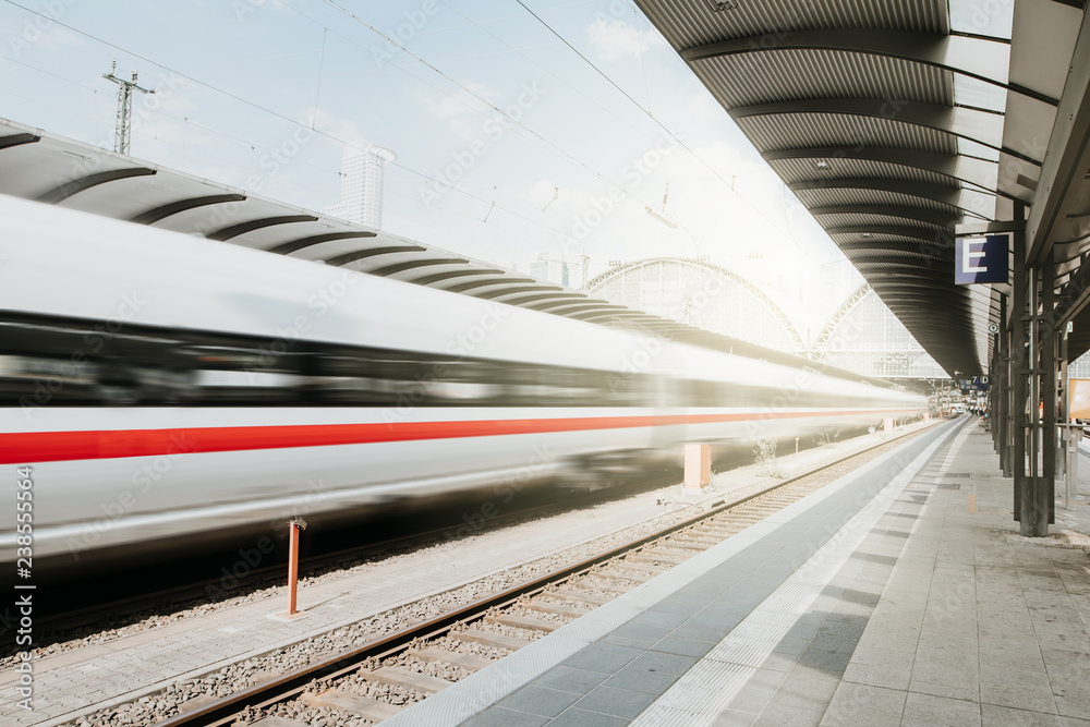 Zug fährt durch Bahnhof