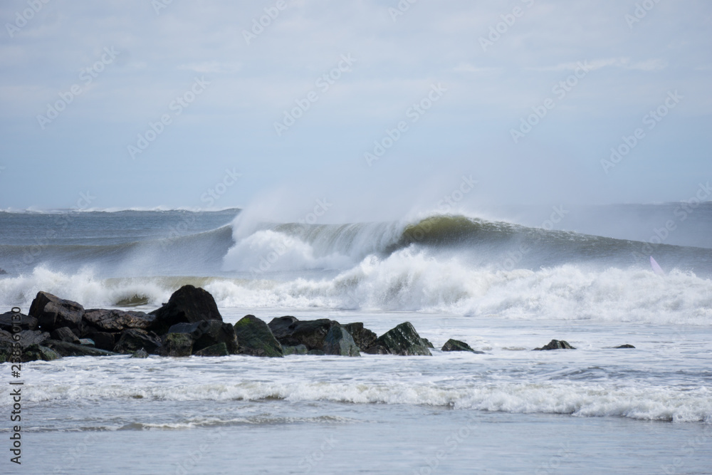 Fototapeta premium waves crashing on rocks