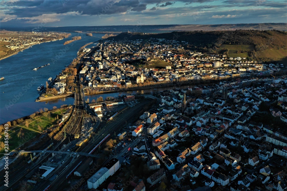 Fototapeta premium Burgen und Dörfer am Rhein