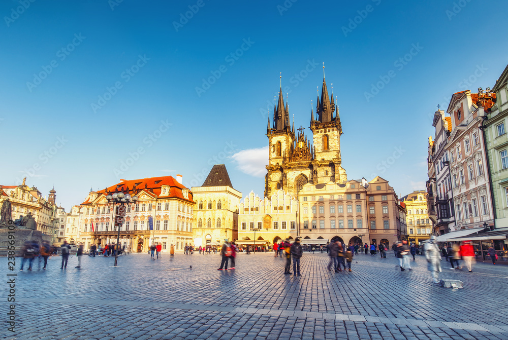 Obraz premium Malowniczy widok na kościół Tyn w Pradze, Republika Czeska. Piękne tło podróży.