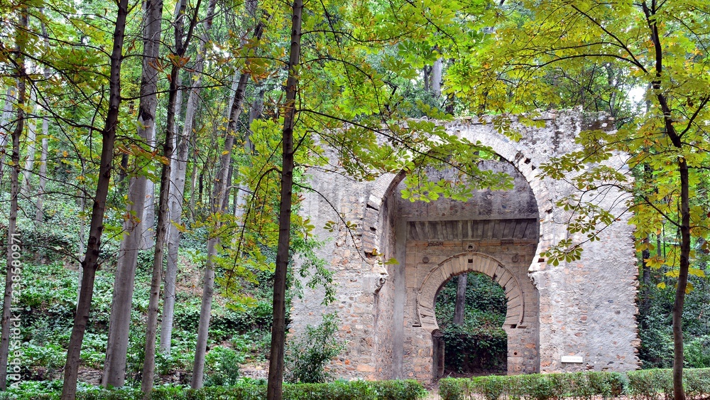 Puerta de Bibrambla, en el bosque de la Alhambra, Granada