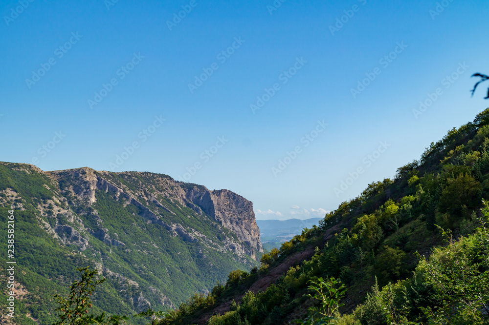 Panorama dal sentiero 201 da val d'abisso al monte Nerone