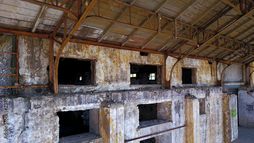 Interior de instalaciones de una mina abandonada