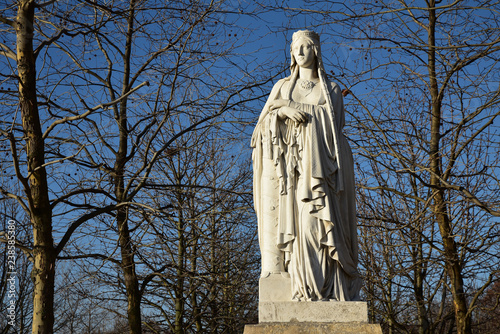 Statue de Sainte Clotilde au jardin du Luxembourg à Paris, France photo