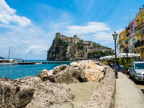 Blick auf Castello Aragonese d'Ischia, Insel Ischia, Neapel, Golf von Neapel, Kampanien, Italien photo