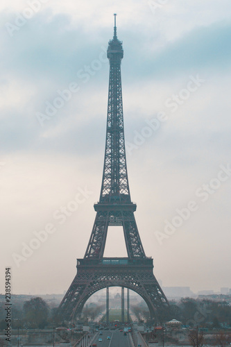 Fototapeta Naklejka Na Ścianę i Meble -  Eiffel Tower in the early morning in the haze. Paris