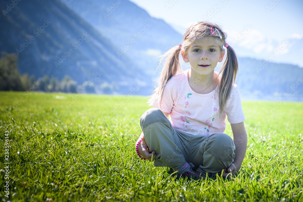Fototapeta premium Bambina sul prato
