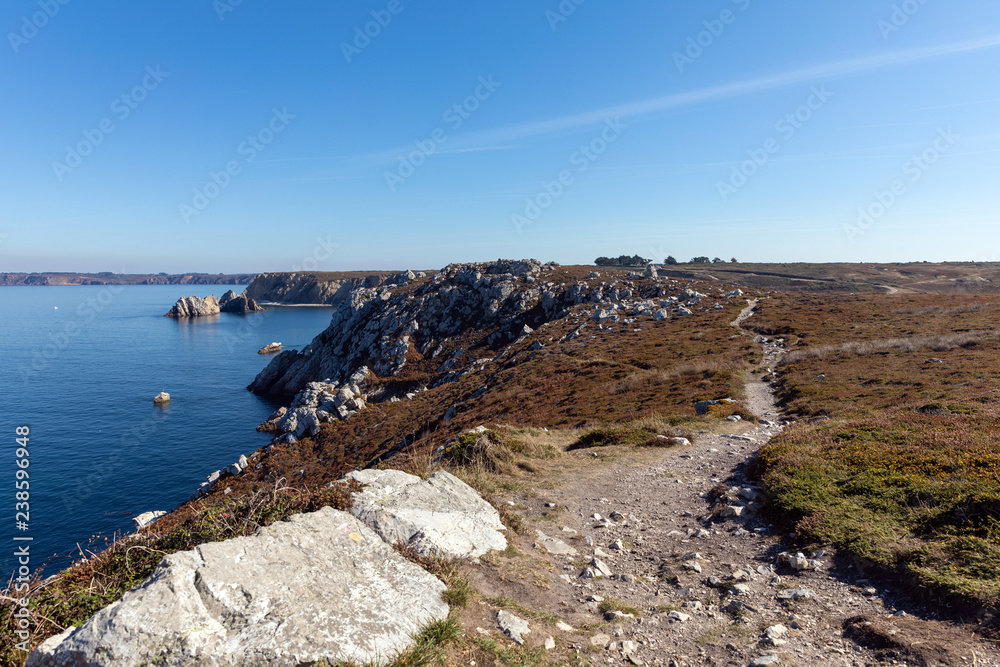 Côte rocheuse de la pointe du Toulinguet à Camaret-sur-Mer sur la Presqu'île de Crozon (Finistère, France)