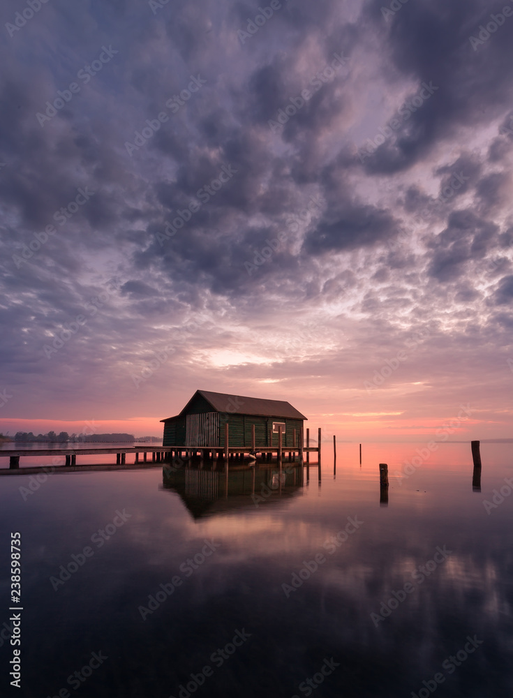 Müritz - Plau am See / Bootshaus mit Steg bei Sonnenaufgang (Langzeitbelichtung) - roter Himmel ,warme Farben - obrazy, fototapety, plakaty 