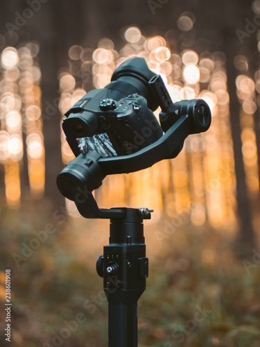 Gimbal mit Kamera bei Sonnenaufgang im Wald