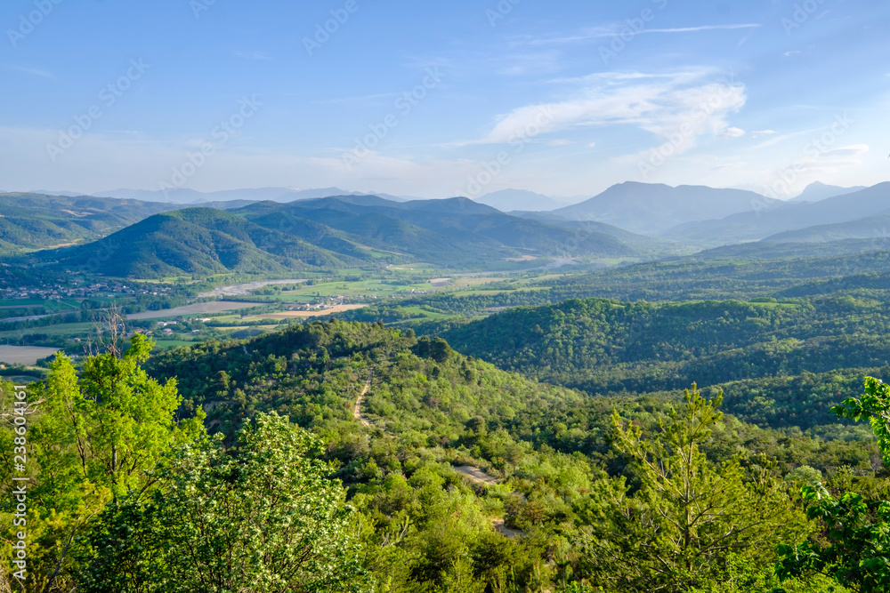 Vue panoramique sur la vallée de La Durance depuis plateau de Valensole. Alpes de Haute Provence. France.	