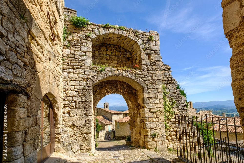 Rue pavé avec des anciennes maisons en pierre en Provence. Village de Lacoste, France.