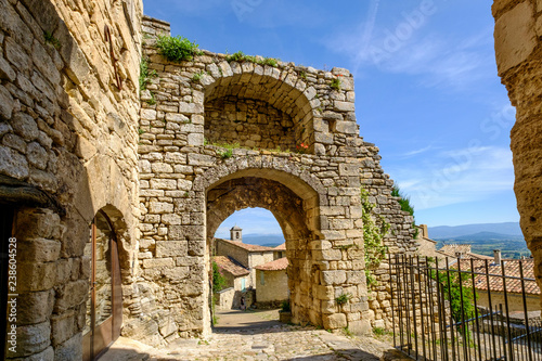 Obraz na płótnie Rue pavé avec des anciennes maisons en pierre en Provence. Village de Lacoste, France. w salonie
