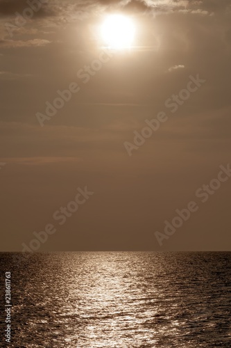 złote kolory zachodzącego słońca nad morzem