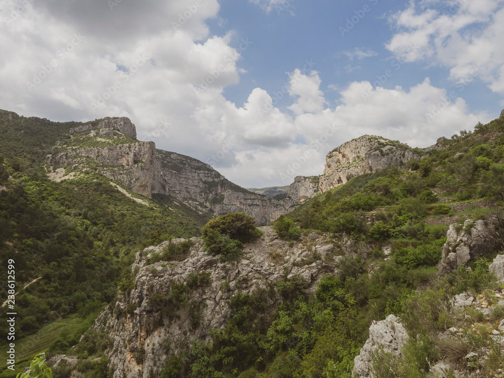 Vue sur les monts de Saint-Guilhem et falaises autour de Saint-Guilhem-le-Désert dans l'hérault