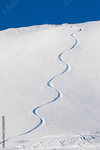 Schispur im Tiefschnee