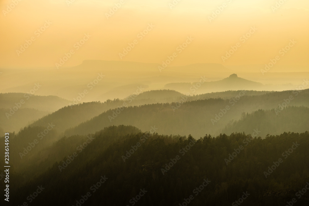 Obraz premium Mountains landscape layers in fog, Saxon-Bohemian Switzerland, Czech republic