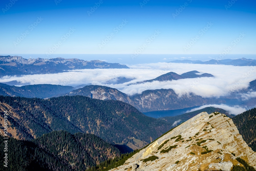 Fototapeta premium Alpenpanorama mit Nebel