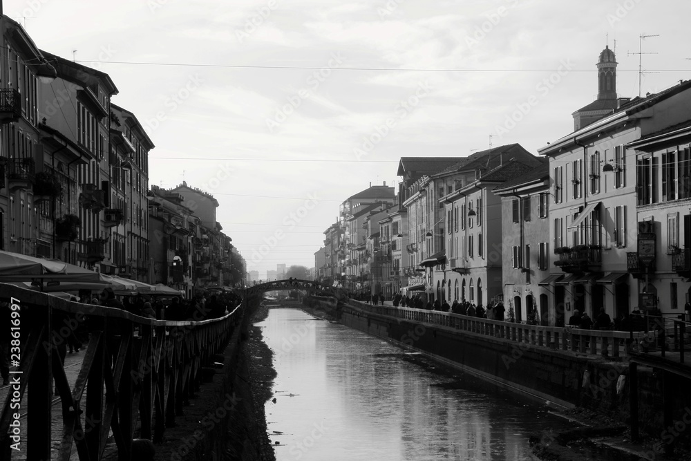 Naviglio a Milano in bianco e nero con ponte sullo sfondo