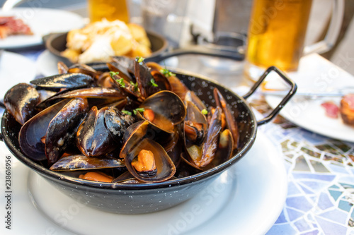 Mussels in tomato sauce served in frying pan