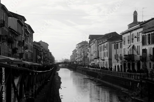 Naviglio a Milano in bianco e nero con ponte sullo sfondo
