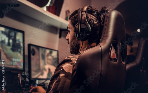 Team of teenage gamers play...