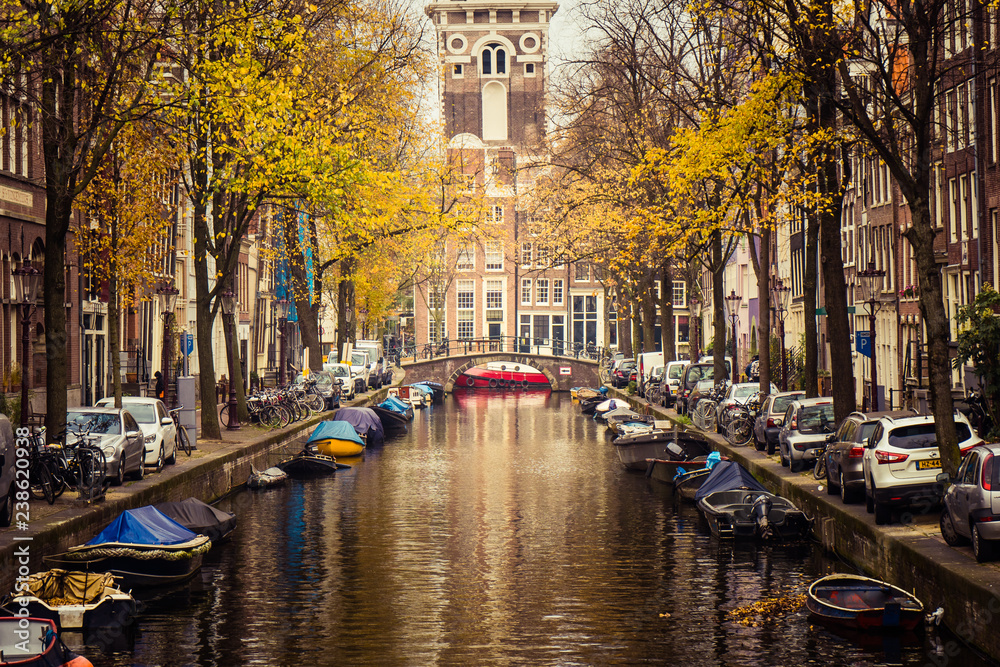 Gracht in Amsterdam in Herbststimmung