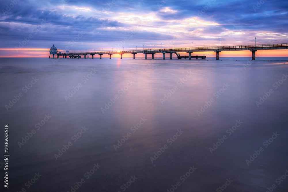 Seebrücke Zinnowitz auf Usedom am frühen morgen zum Sonnenaufgang