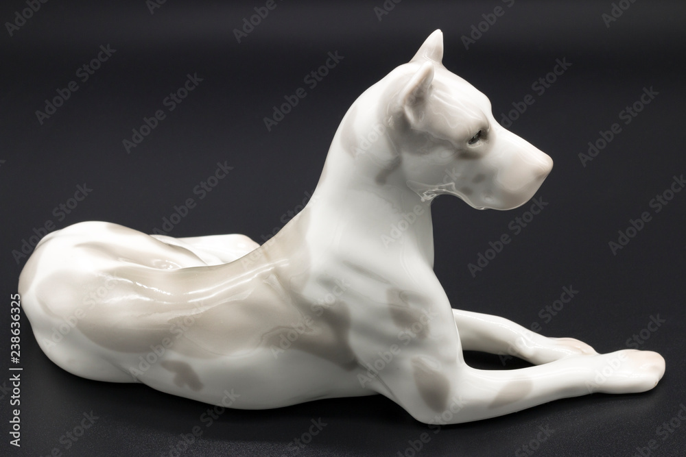 Φωτογραφία Vintage porcelain figurine of a dog Great Dane breed on the black background