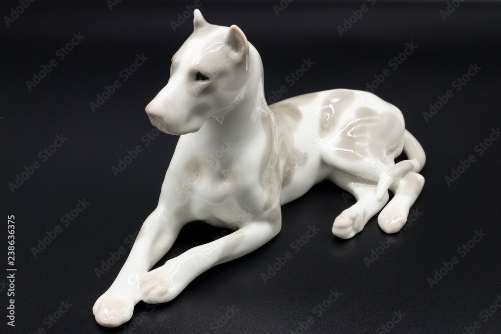 Φωτογραφία Vintage porcelain figurine of a dog German Mastiff breed on the black background