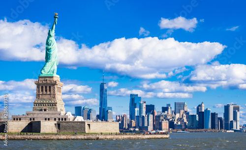 ニューヨーク　自由の女神とマンハッタンの摩天楼
