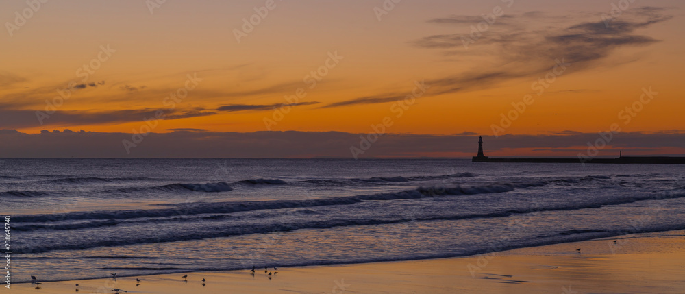 Naklejka premium Seaburn beach Winter sunrise sunderland uk
