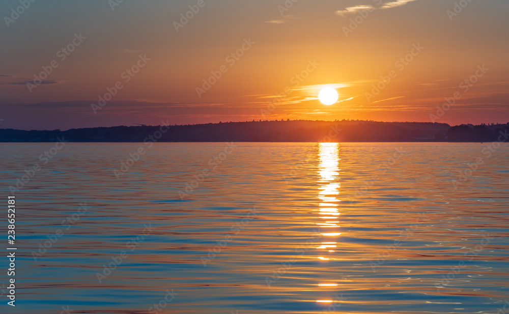 Sonnenuntergang an der Küste vom Meer aus Sonnenuntergang an der Küste vom Meer aus