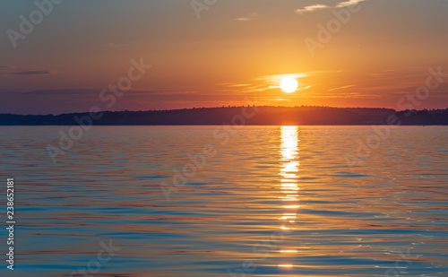 Sonnenuntergang an der Küste vom Meer aus
