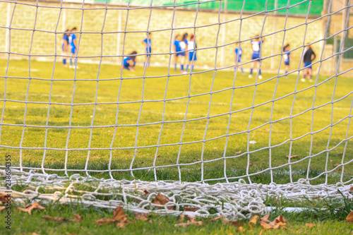 Juego de fútbol soccer visto desde la red de la portería
