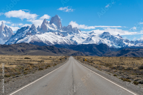 Road to Monte Fitz Roy in Argentina © ymgerman