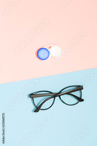 Canvastavla Glasses and contact lenses on two color pastel background, vision concept